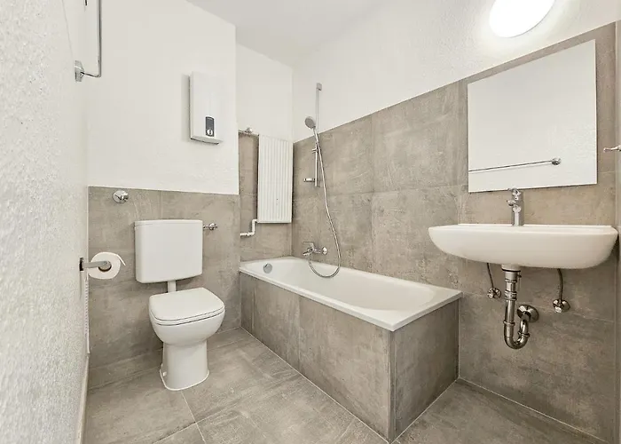 Tolstov - Monteurwohnung - 2 Schlafzimmer - Kueche - Balkon - Waschmaschine - 25 Min Zur Messe Dus *